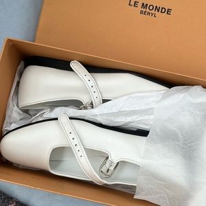 Never worn 100% authentic Le Monde Béryl Mary Jane’s size 38.5